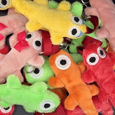 A pile of plush gecko keychains